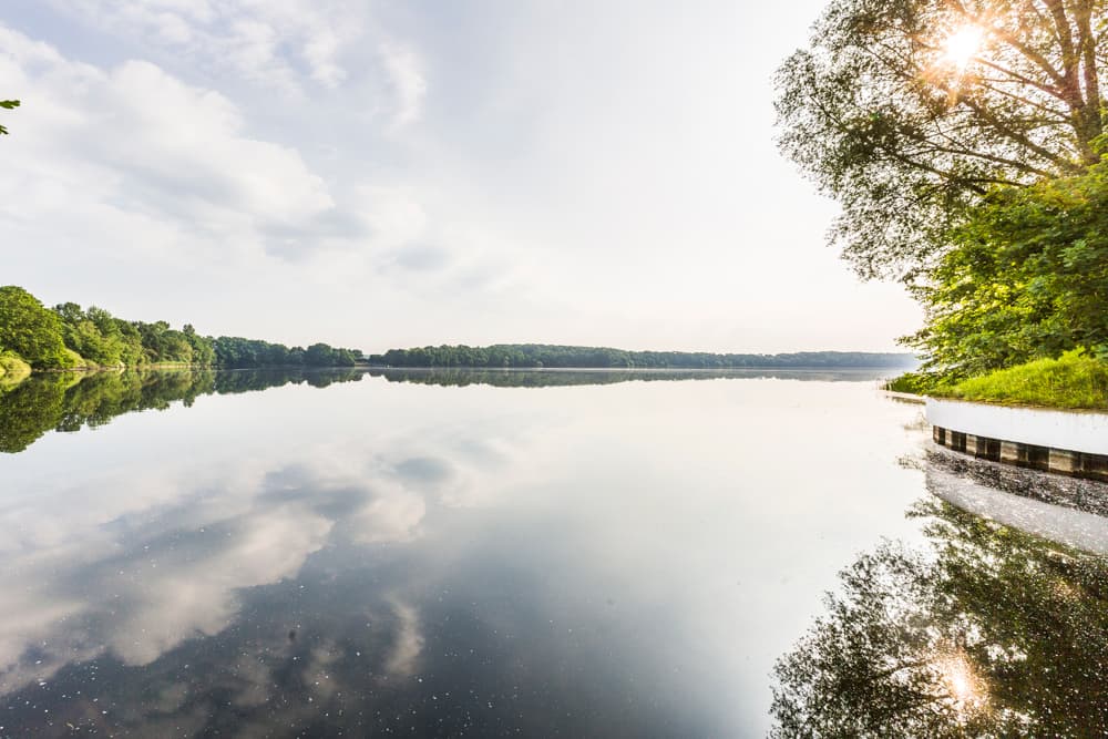 Blick auf eine Talsperre.
