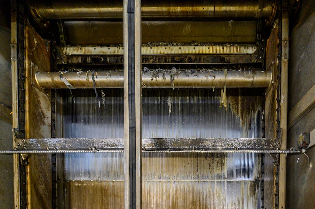 Bei der mechanischen Reinigung werden feste Stoffe aus dem Abwasser entfernt.