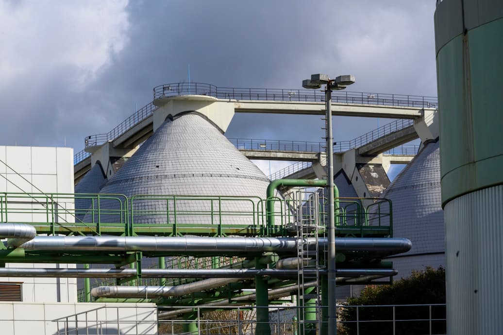 Blick auf einen Faulturm einer Kläranlage.