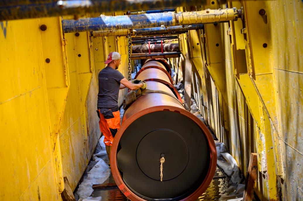 Baustelleninnenansicht: Verlegung eines Abwasserrohrs.