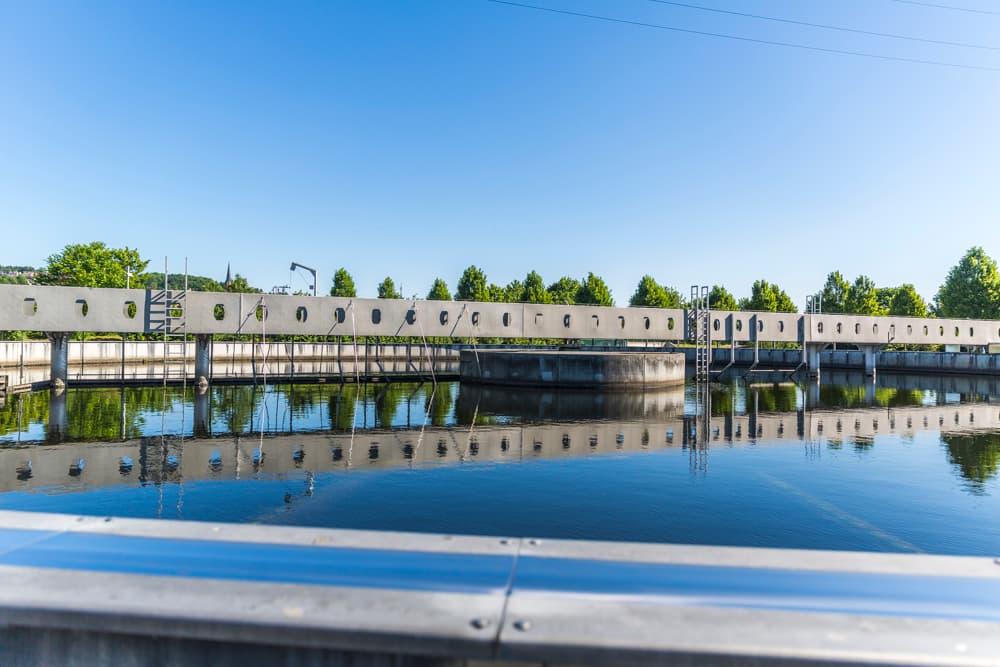 Blick auf ein Nachklärbecken in einer Kläranlage.