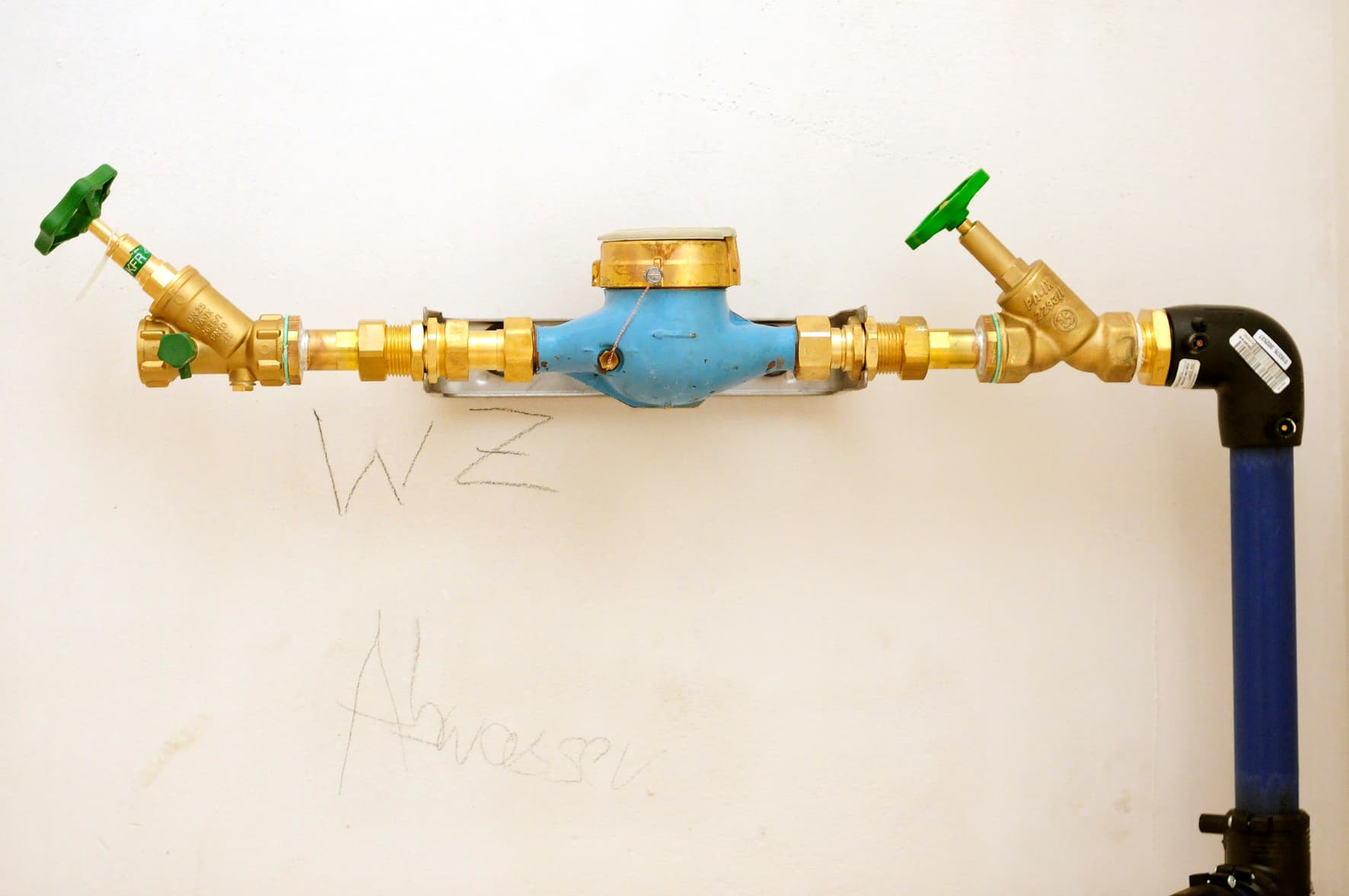 Hausinstallation mit Wasserzähler und Absperrhähnen.