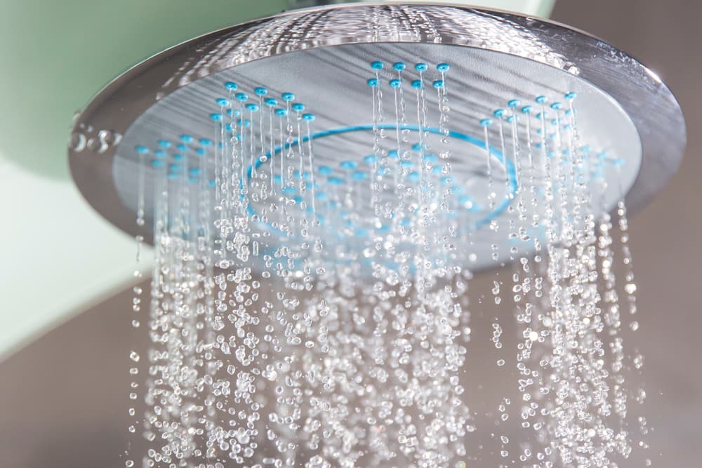 Wasser kommt aus einem Duschkopf.