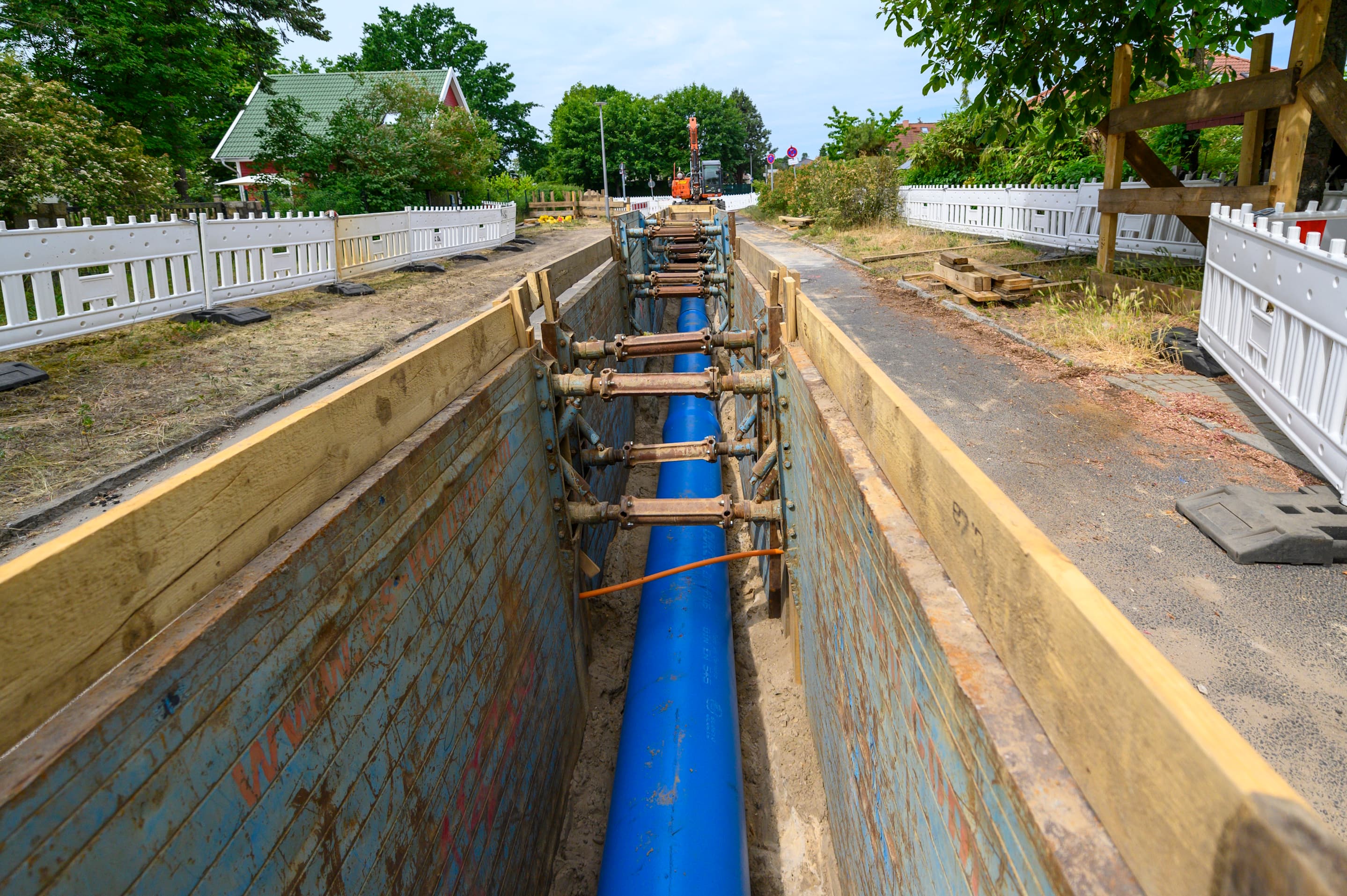 Baustelle zur Verlegung von Wasserrohren unterhalb einer Straße in Berlin