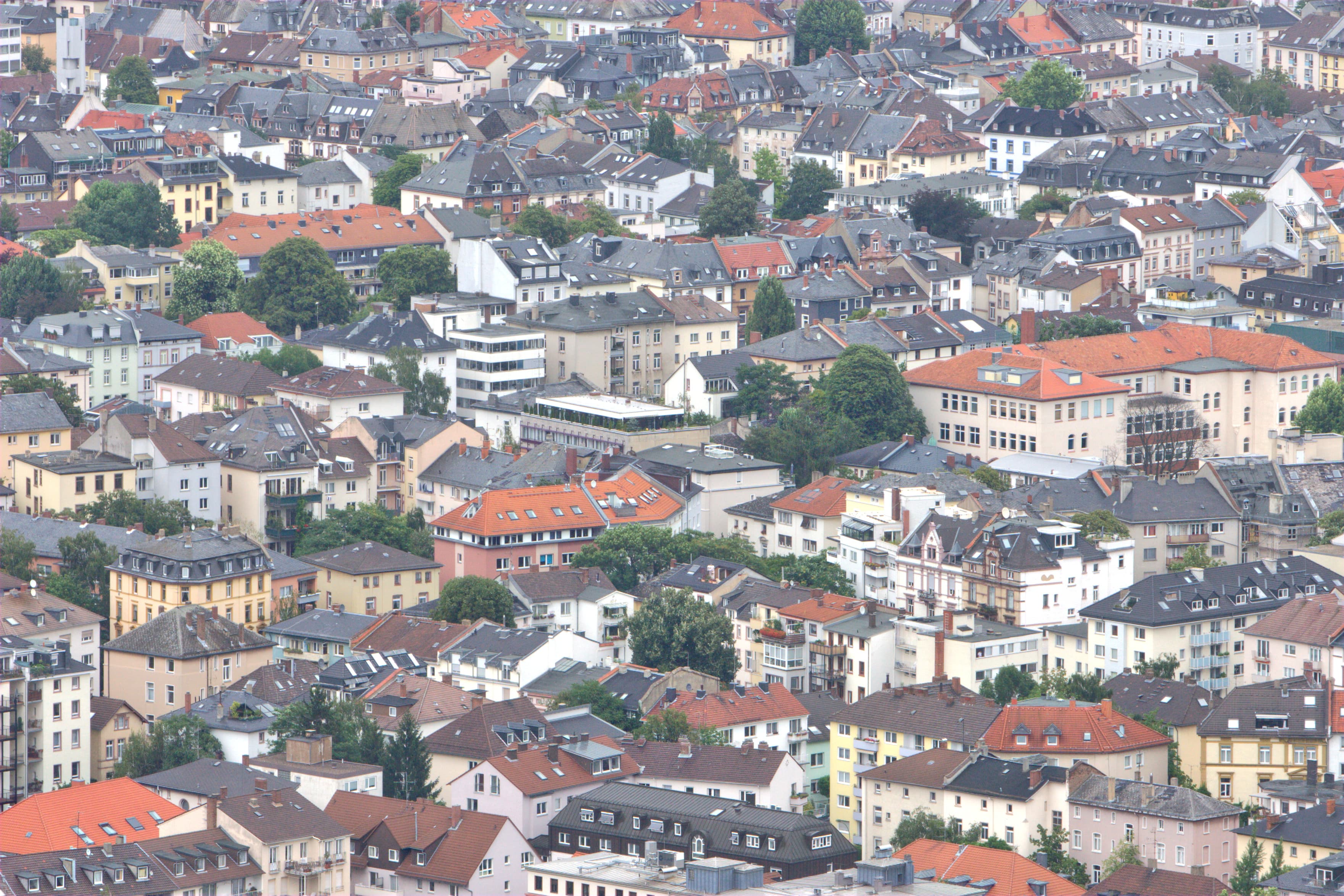 Blick von oben auf eine dicht bebaute Stadt.