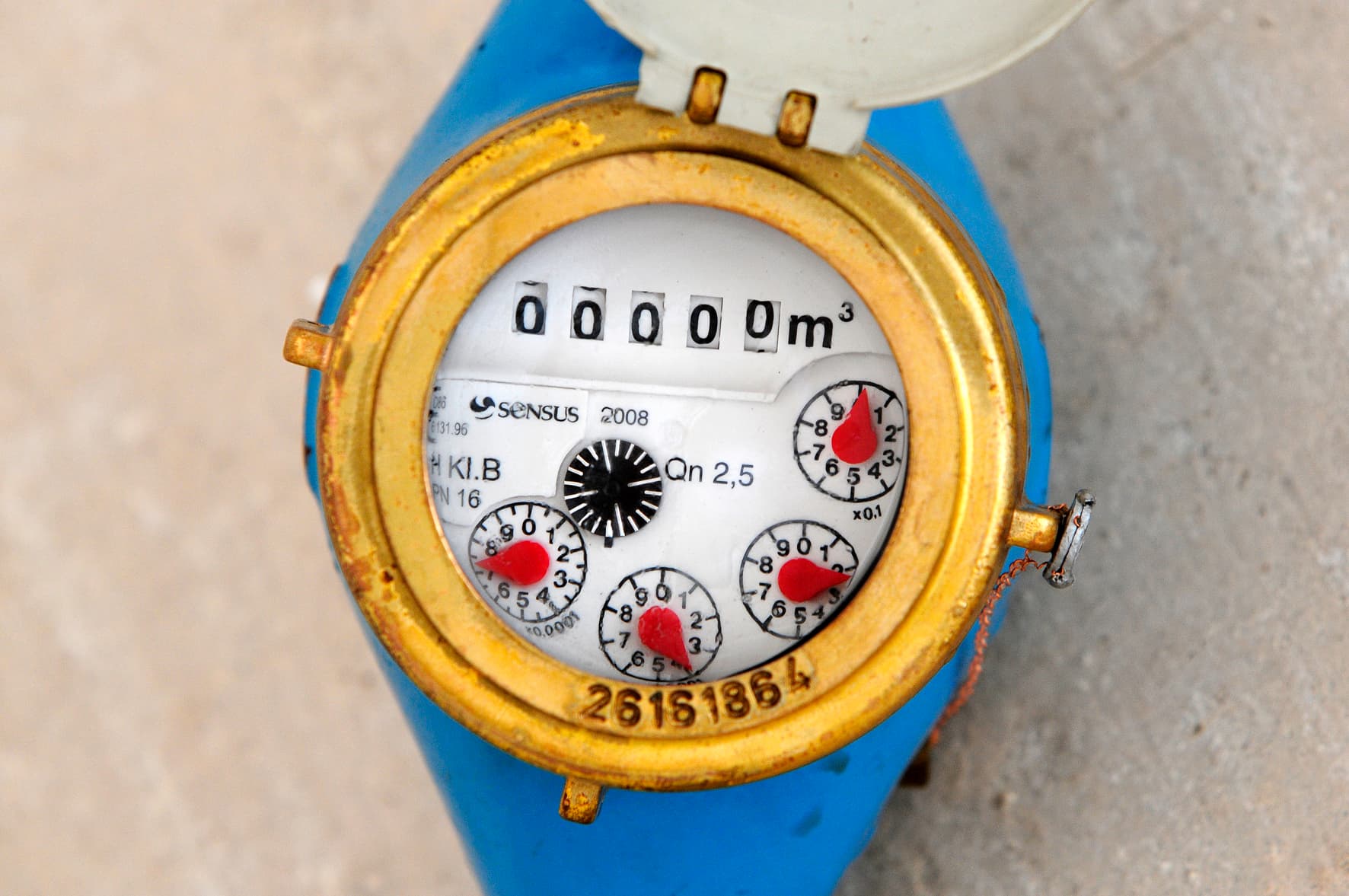 Detailaufnahme eines Wasserzählers.